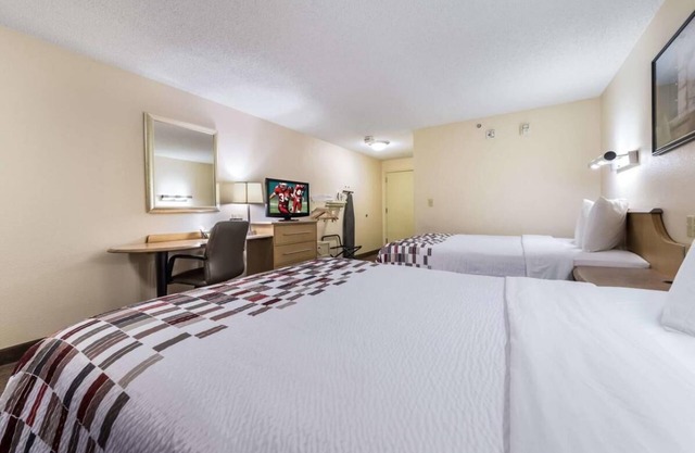 SEATAC Hotel for Relaxed Travel! Free Airport Shuttle + Pets Allowed