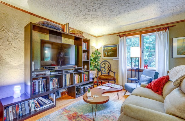 Seattle Home w/ Balcony: 1 Mi to Park & Water!