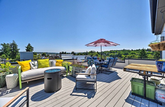 Seattle Retreat w/ Canal + Mountain Rooftop Views!