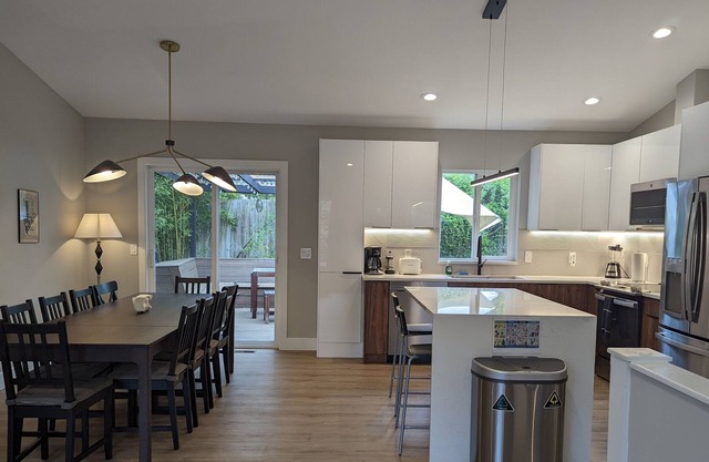 Seattle Vacation Home: The Newsroom - West Seattle 4 bedroom home