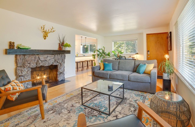 Seattle Vacation Home w/ Hot Tub: 5 Mi to Downtown