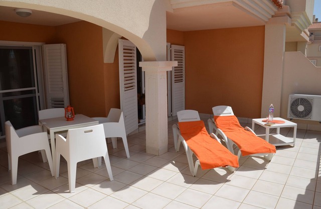 Appartement vue mer à Almérimar Marina & Golf Resort avec piscine.