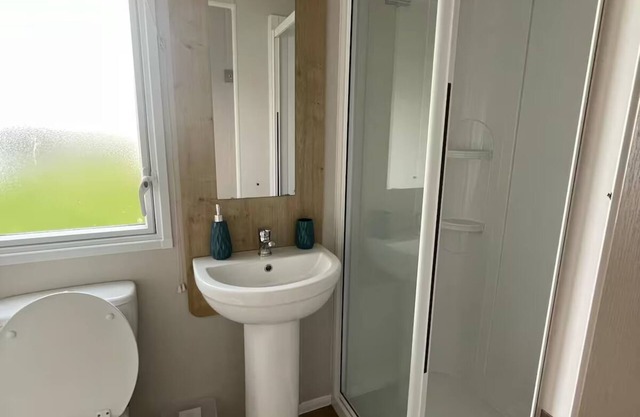 Seaview Caravan – 1 Min Walk to Beach, Peaceful Stay with Sunset Deck