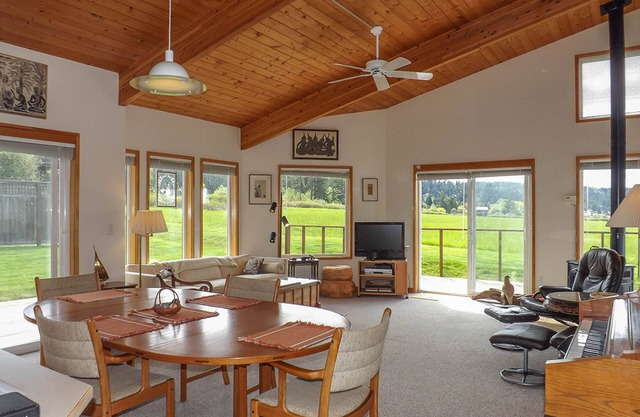 Seaview condo w / deck & grassy grass - à pied des sentiers, des restaurants et plus!