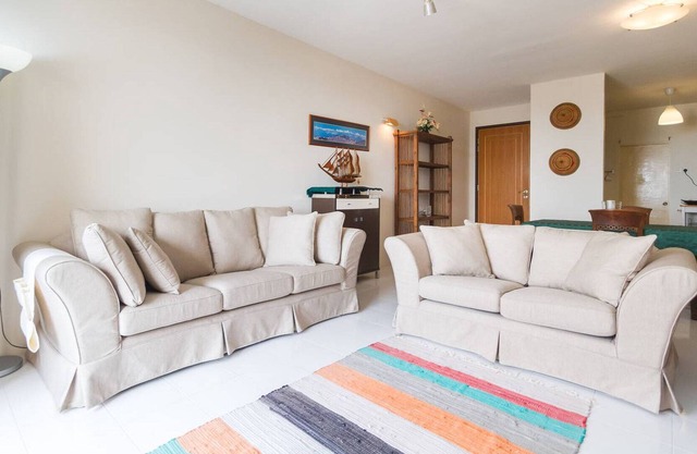 Condo Seaview Designer près de la plage avec grande piscine