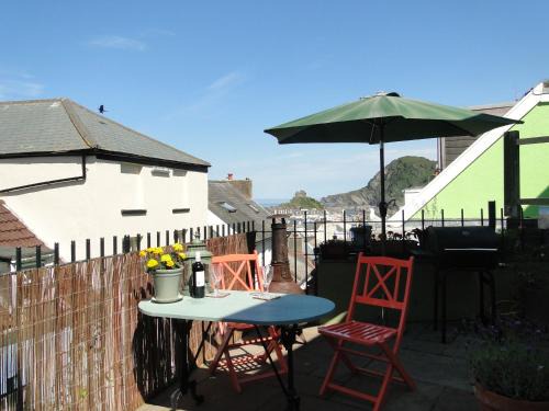Seaview Grade II Listed Cottage with large Sun Terrace 'The Old Eclectick'