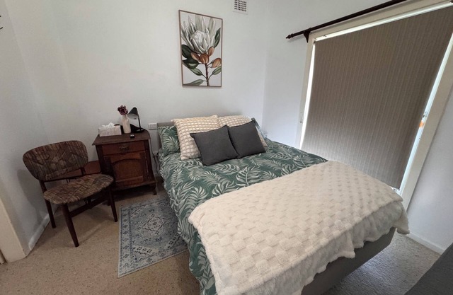 Seaview on South with WiFi, linen provided and pet friendly!