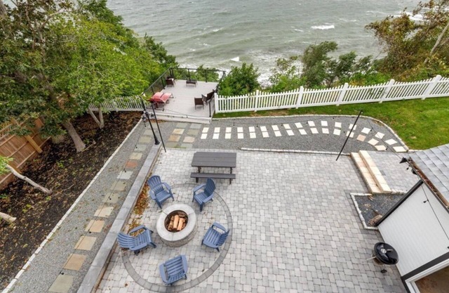 Seaview Summit House, 5 BR steps from beach!