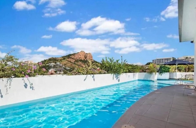 SEAVIEWS@Dalgety| 2Bed2Bath City Apt WALK TO BEACH