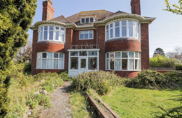SEAWINDS, pet friendly, character holiday cottage in Rhos-On-Sea