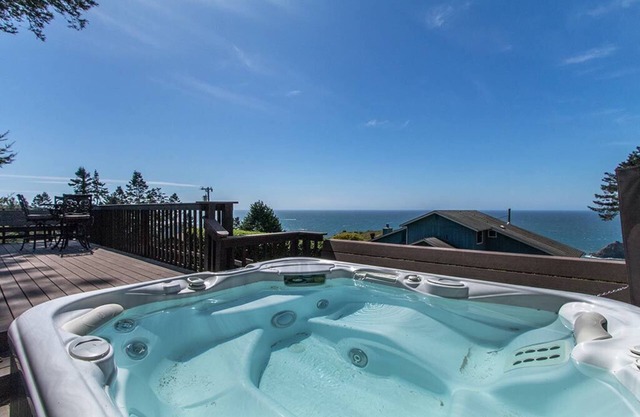 Nouveau! Seawood Vista ~ Vues uniques sur l'océan avec bain à remous sur plus d'un acre.