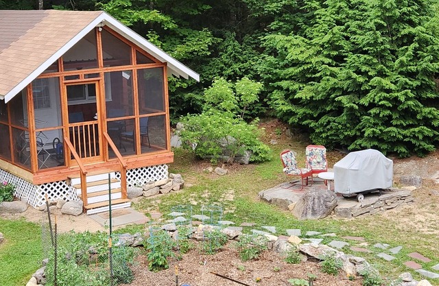 Cabine Sebago sur le cap Raymond; un petit espace récemment rénové avec de superbes couchers de soleil.