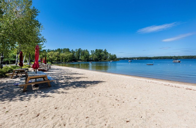 NOUVELLE CONSTRUCTION - MAISON DE CAMPAGNE MODERNE sur le lac Sebago avec une grande plage de sable sur la baie Jordan
