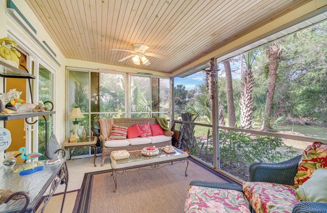 Sebastian Home w/ Screened Lanai: 8 Mi to Beach!