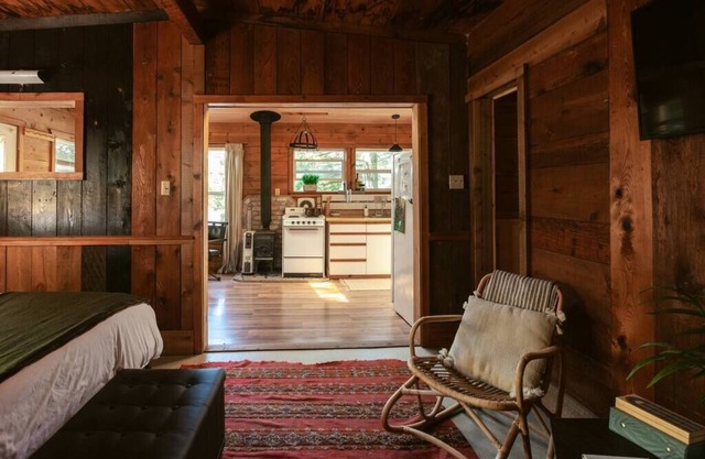 Remote Lakefront Cabin on North Tenmile Lake