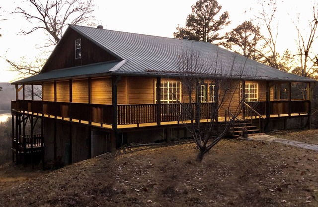 Nouvelle liste!!! Isolé 3 acres sur la rivière White. Cabine personnalisée avec HotTub.