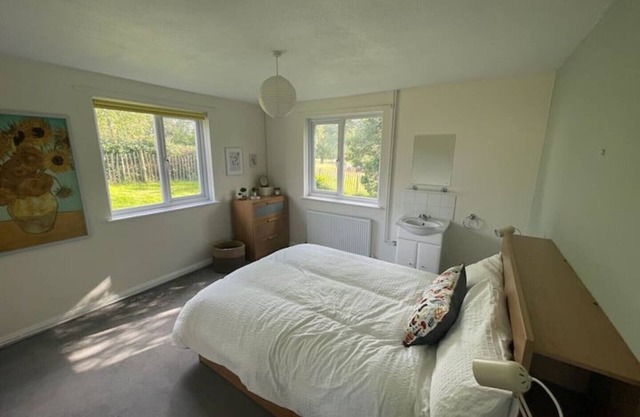 Secluded 3 bed cottage in private parkland