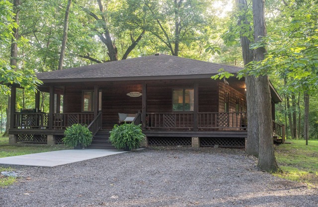 "Escape to Serenity: Cozy 3-Bedroom Cedar Cabin at The Grove!"
