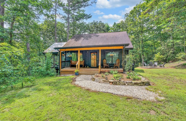 Secluded 3 bedroom cabin surrounded by a nature preserve, lakes, and trails!!