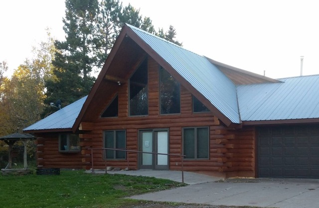 Log Lodge isolée 3 chambres avec sentiers et lac privé et étang