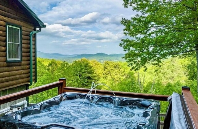 Secluded 3Br/2.5Ba w/Hot Tub & Mountain View!