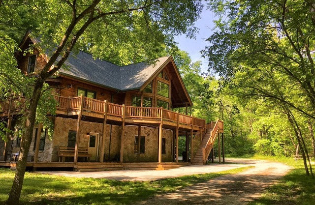 Log Cabin Vacation Home sur 62 acres boisés privés