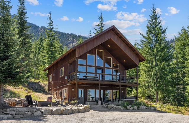 Secluded 4-bedroom Cabin Retreat with Game Room, AC, Hot Tub and Amazing View