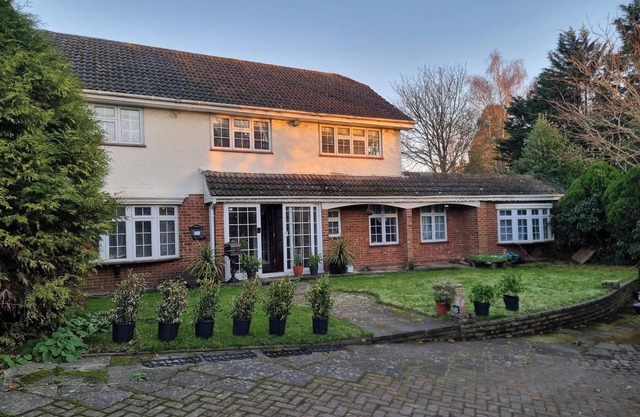 Secluded 4 bedroom house on private road in Chislehurst