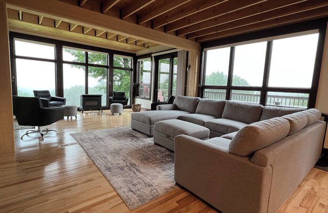 Secluded 4BR house on 200 acres, sweeping mountain and valley views, WiFi & AC