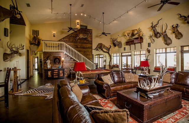 Pas seulement un lieu de séjour mais des vacances complètes dans un ranch de luxe au Texas! Reserve maintenant.