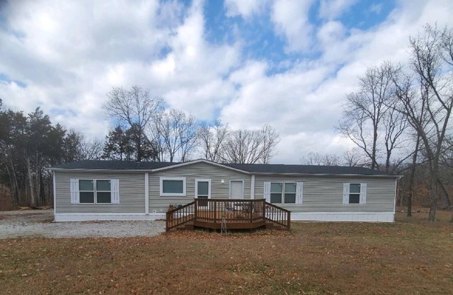 Secluded 6 acre home, minutes from Jellystone Water Park & Mark Twain Lake