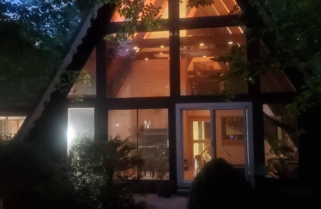 Secluded A-frame on 3 acres minutes from downtown. Hot tub, Sauna & Dog-friendly
