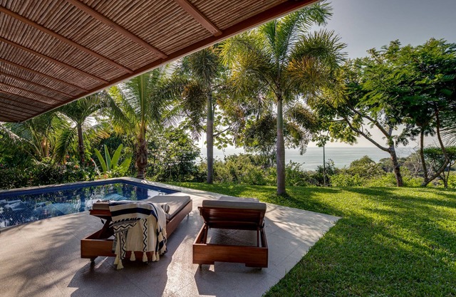 Villa isolée et luxueuse avec piscine privée. Jungle incroyable et vue sur la mer.