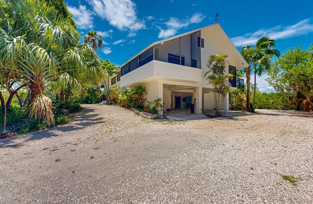 Secluded and spacious family friendly sanctuary with enclosed pool and hot tub