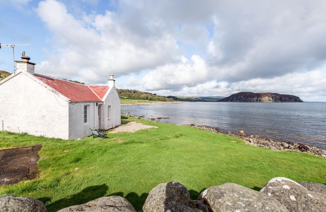 Secluded beachside cottage in stunning location beside Campbeltown Loch