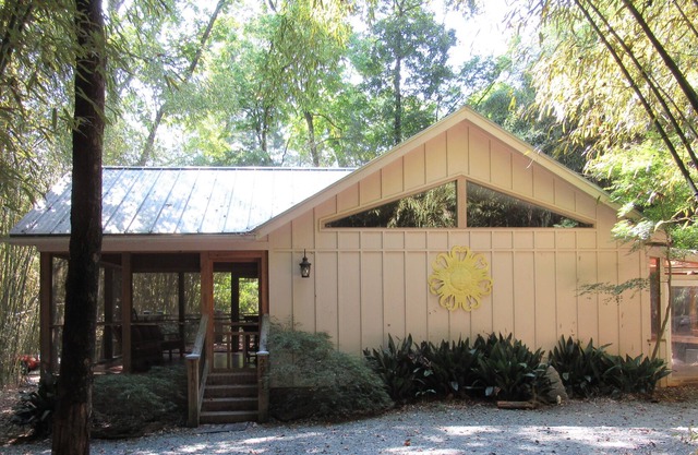 Le Bamboo Bungalow est niché dans une forêt de bambous Down A Winding Private Drive