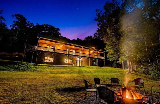 Secluded Cabin|5600 sq ft|Hottub|Theatre|2 Mi DT