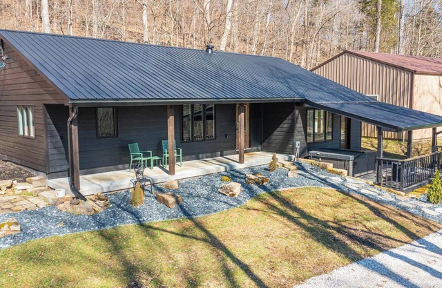 Secluded Cabin in the woods w/ Hot tub & Fire Pit near French Lick, IN