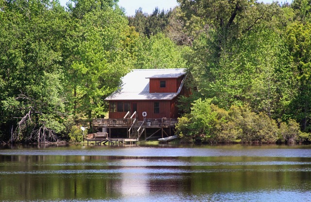 Cabine isolée sur un lac de 16 acres; 10 min de Crockett, 30m Palestine
