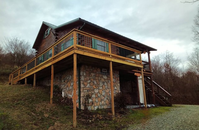 Chalet sur la colline, à proximité des grottes, des parcs et des commodités des petites villes
