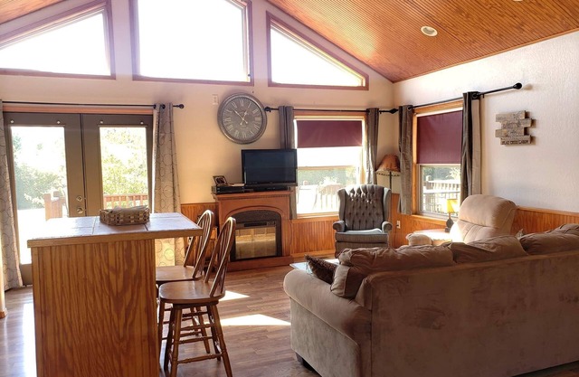 Secluded cabin w/big wrap around deck minutes away from Cossatot River