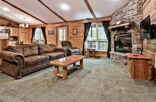 Cabin 2 Secluded 1 story cabin Pool WiFi smart TVs