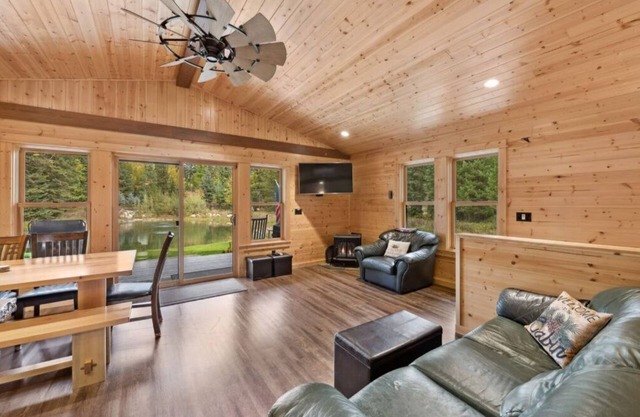 Secluded cabin with your own pond. Waterfront steps away. 30min to ski big mtn