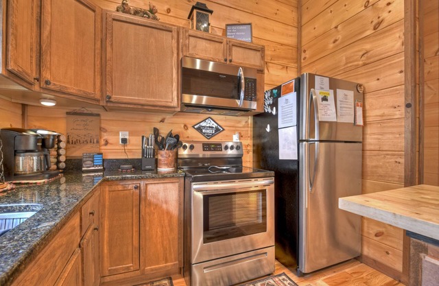 *Free Whitewater Rafting & Ziplining* Secluded, Close to Downtown Blue Ridge, Perfect Couple Retreat