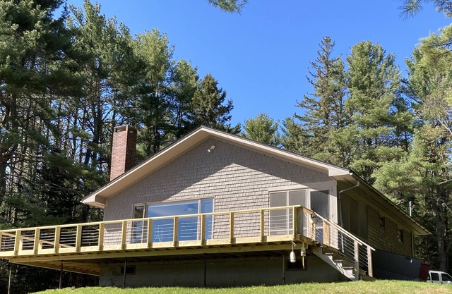 Chalet isolé au bord de l'eau, entouré de 15 acres boisés