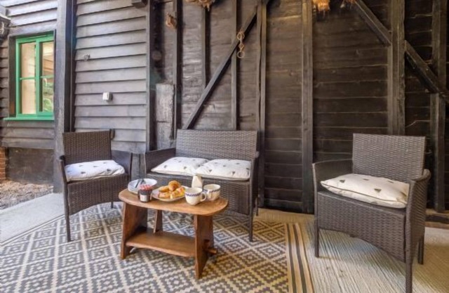 Secluded cottage in pretty countryside with woods & walks - Bradleys Barn