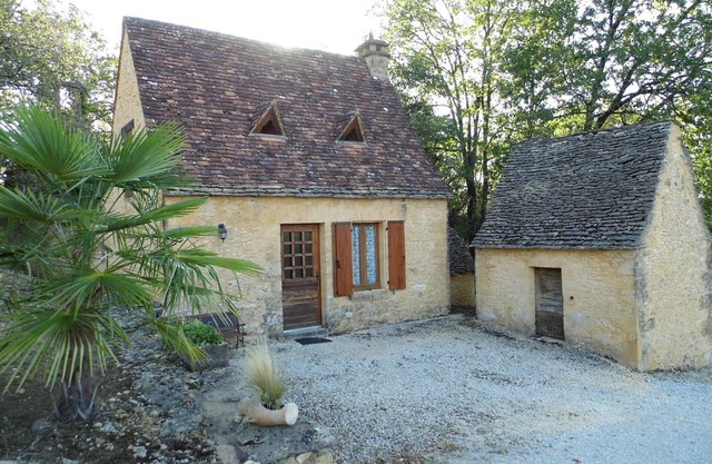 Maison isolée avec jardin à 1 km du centre de Sarlat, idéal pour visites et activités de plein air