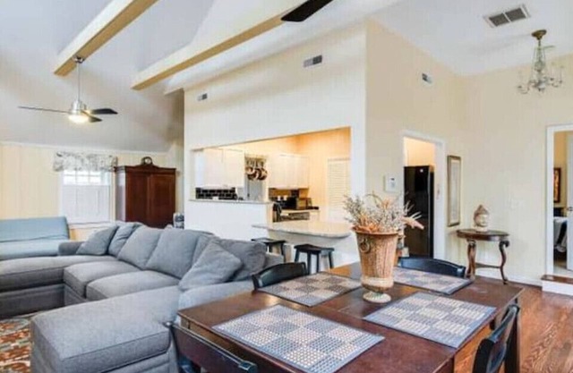 Secluded Cozy Cottage in Historic Downtown