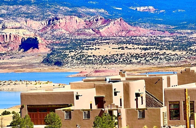 Secluded Desert Oasis: Luxurious Inn-Abiquiu Lake Views-Daily Gourmet Breakfast.