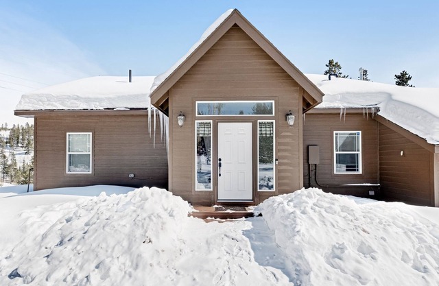 Maison familiale avec vue imprenable sur la montagne depuis une terrasse privée avec bain à remous!